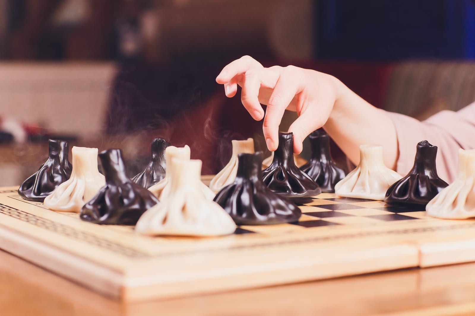 Turma infantil de xadrez reunida ao redor de um tabuleiro na Rainha Ativa